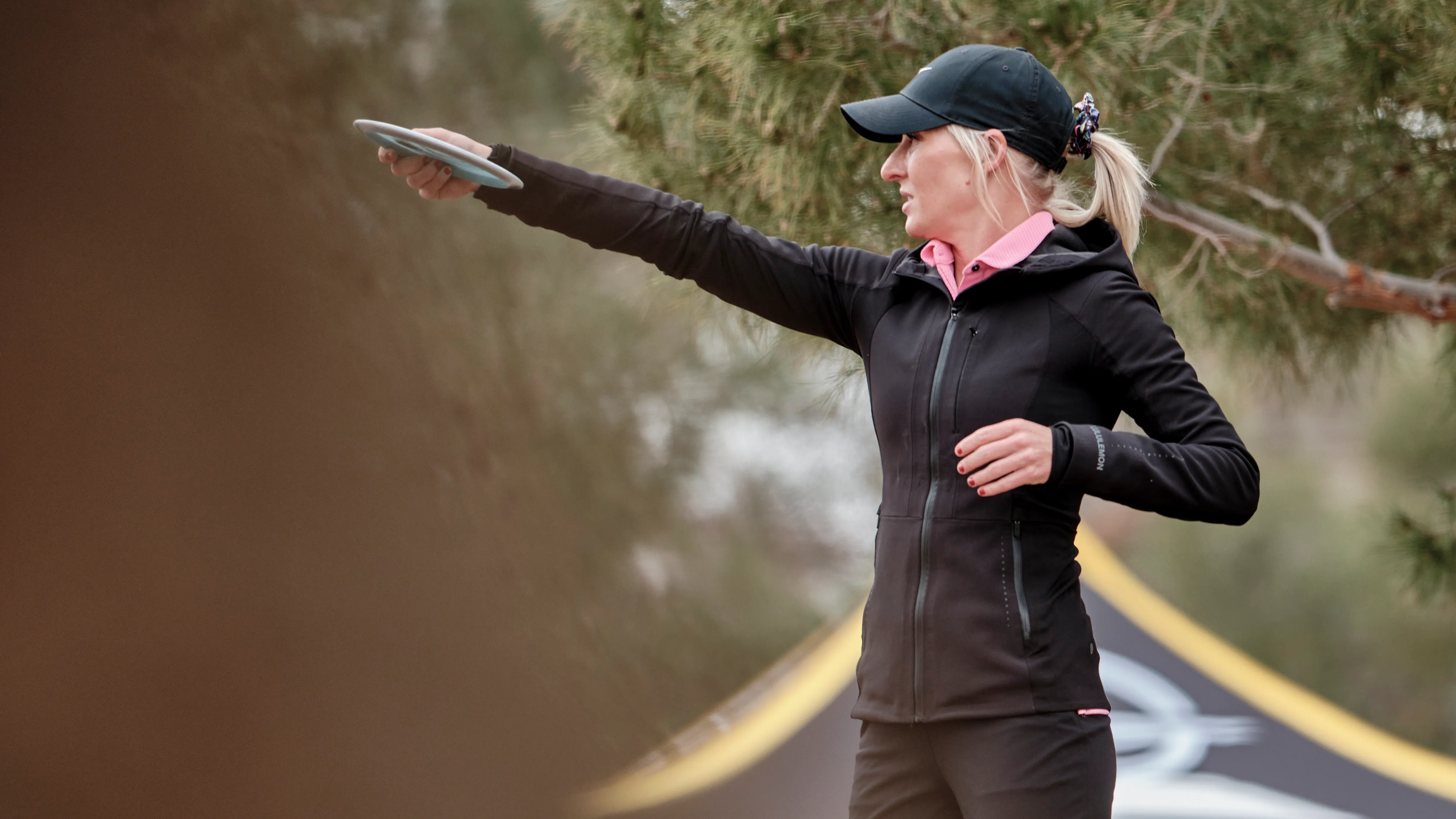 Disc golf spiller der kaster en disc