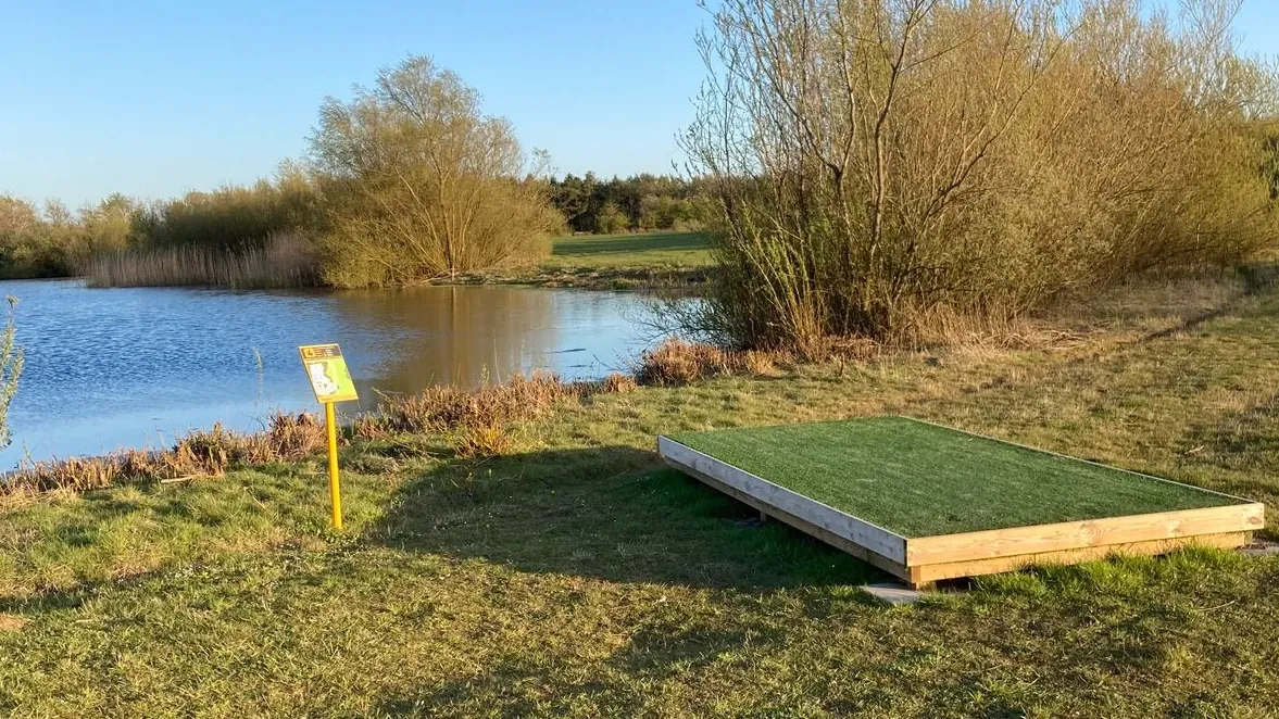 Kunstgræs tee-sted på discgolfbane
