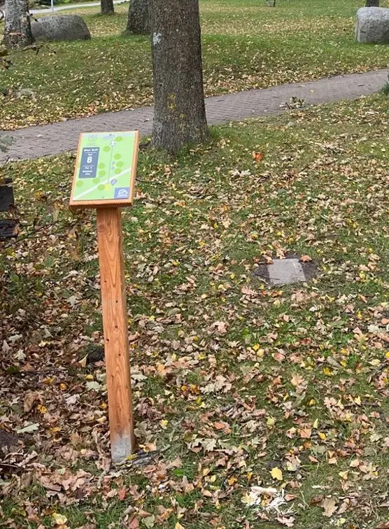 Tee-skilt på stander